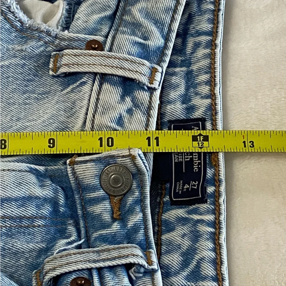 ABERCROMBIE & FITCH / Curve Love High Rise Mom Jean Acid Washed Size 27/4R